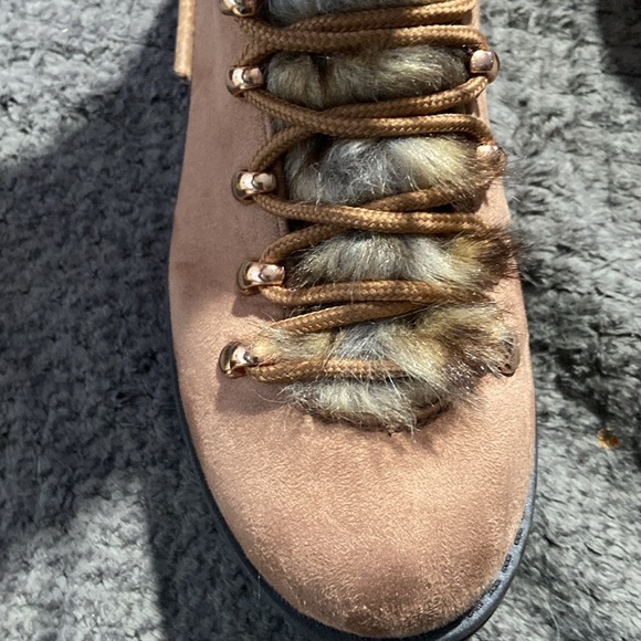 Size 7 JOURNEE COLLECTION womens lace up low heel TRAIL hiking boots - Picture 7 of 8